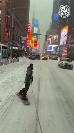 La nevada convierte Times Square en pista de snowboard