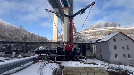 Auf der A45-Talbrücke Rahmede wurden Autofahrer von einem Kran-Ausleger überrascht. Er hatte eine besondere Aufgabe. https://www.come-on.de/luedenscheid/riesenkran-an-der-a45-talbruecke-rahmede-ueberrascht-autofahrer-94147921.html | Lüdenscheider Nachrichten