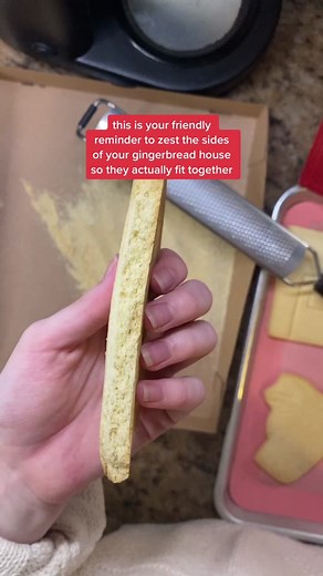 aaaand you can mix the cookie dust with food coloring to make snow/sand/moss etc! #cookiedecorating #gingerbreadhouse #cookietips #gingerbreadhousetips