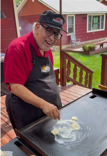 Famous Dave shows how to have perfectly toasty buns 🔥🍔 #famousdaves #hack #grill #grilling #hotdogs