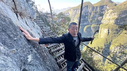 湖北深山惊现绝壁天路，竟是大叔一锤一镐凿出来的，看完真是又怕又感动