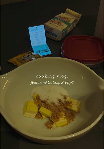 Baking in Fall with Galaxy Z Flip7