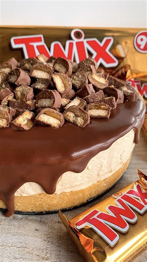 No-Bake Twix Cheesecake 😍 Who's a fan of Twix? This might just be the cheesecake for you 🥰 It has a buttery shortcake biscuit base, a creamy caramel cheesecake filling, topped with a rich chocolate ganache and lots of Twix pieces 🙌 All the flavours of a Twix bar in a cheesecake 👌 Sound on for full instructions 🔉 All you need is👇 Base: 350g shortcake biscuits, finely crushed (you can use digestive biscuits if you prefer) 130g unsalted butter, melted Cheesecake: 350ml double cream, cold 500g
