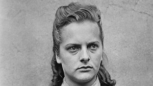 Wer war Irma Grese, die für die Folterung von Gefangenen während des Zweiten Weltkriegs bekannt ist?