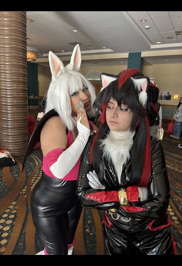 rouge is the leader of team dark for a reason Credit to @Pebs/Sen for this video!!! As soon as I saw I knew we had to film hehe Rouge: me Shadow: @Harley #sonic #sonicthehedgehog #shadowthehedgehog #rougethebat #cosplay #soniccosplay