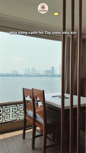 Làm sao để buổi tiệc Sinh nhật, Kỷ niệm hay Gặp mặt đối tác trở nên hoàn hảo? Hãy để Trạm Giang lo phần không gian! Chúng tôi đầu tư vào: ✅ Ánh sáng Vàng ấm áp, tạo cảm giác thân mật và sang trọng. ✅ Setup bàn ăn chuẩn mực, tinh tế trong từng chi tiết decor. ✅ Background Hồ Tây lãng mạn, nâng tầm mọi khung hình. Buffet Dimsum và Lẩu Trung Hoa siêu ưu đãi: 💰 Buffet trưa T2-T6 chỉ từ 198K/người 🍲 Menu Set Buffet đa dạng: ▪️ Set 248K: Hơn 20 món dimsum nóng hổi và lẩu trường thọ sườn heo. ▪️ Set 