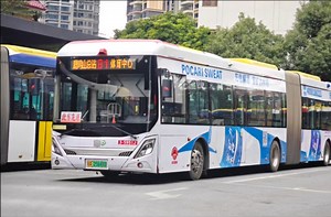 帅！广州公交B1线（BRT1线）中車铰链TEG6180BEV02，18米巴客龙鹿鸣山总站出站