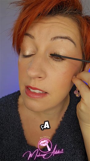 💫 Le make-up des yeux le plus simple de la Terre 👁️ Pas besoin de pinceaux, pas besoin de passer 20 minutes devant le miroir 😅 Une seule ombre à paupières liquide, quelques gestes… et hop ! Un regard lumineux, frais et naturel 💛 C’est le genre de look que je fais quand je veux être prête en 2 minutes chrono — sans prise de tête, mais avec effet “wow” garanti ✨ Dis-moi 👇 ➡️ Tu aimes ce genre de make-up ultra simple ? ➡️ Plutôt fan du naturel ou du regard intense ? 💋 #MakeupYeux #OmbreLiquid