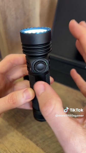 Multiple ways to charge the Olight Seeker 4 flashlight! #olight #seeker4
