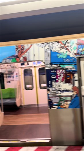 【ラッピング車両】半蔵門線住吉駅で長時間停車｜先頭車両からじっくり撮影｜撮り鉄必見 東京メトロ半蔵門線・住吉駅に停車していた ラッピング車両を先頭車両側から撮影しました。 しばらく駅で停止していたため、 車体デザインやドア周り、車内の様子まで 落ち着いた環境でじっくり撮影できています。 🚃 撮り鉄・鉄道ファンの皆さまへ 当チャンネルでは、 ・無編集に近いリアルな鉄道映像 ・駅停車／発車／通過シーン ・ASMR的に楽しめる走行音 を中心に発信しています。 ラッピング車両を間近で見られる貴重なシーンです。 ぜひ最後までお楽しみください。 ⸻ 🇺🇸 English This video features a wrapped train on the Tokyo Metro Hanzomon Line, filmed at Sumiyoshi Station from the front car perspective. The train stayed at the station for a while, allowing a calm and close-up view of th