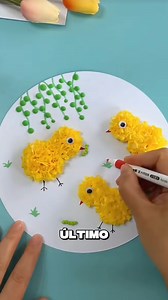 Parece un juguete comprado… pero en realidad nace con tus propias manos. Toma dos círculos de plasticina amarilla. Presiona suavemente con el dedo. Ahora corta papel china en pequeños cuadros. Colócalos uno por uno alrededor. Mira cómo cambia al instante. Dibuja los ojitos. Agrega un último detalle. Y sin darte cuenta… ya tienes un pollito que roba miradas. Lo mejor es que, cuando lo intentas, descubres lo fácil que era. 🐥✨ | Orlando Pacham