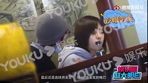 This day #ShenYue and #SunNing rode out together on a small electric donkey, and came to a noodle restaurant to have a meal. After the dishes were ready, Sun Ning tried hard to toss the noodles, making Shen Yue very curious whether it was delicious or not. After it was mixed, Sun Ning picked up a chopstick for Shen Yue to try. Then he found something in the sauce that Shen Yue hadn't eaten, so he picked up a small piece and fed her. Shen Yue frowned and shook her head after eating, it didn't see