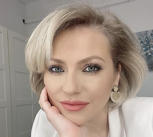 Mirela Vaida, atacată din nou de femeia cu pietroiul. Acum a spart geamurile de la Acces Direct