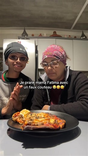 Prank hilarant avec un faux couteau sur Mama Fatima