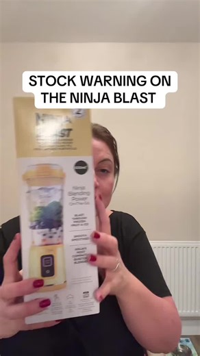 Ninja Blast Portable Blender – Make Smoothies, Shakes & Snacks Anywhere The Ninja Blast is your new go-to portable blender for quick smoothies, milkshakes and protein shakes on the move. With its powerful stainless steel blade and cordless design, you can blend fresh fruit, ice and powders in seconds – no bulky kitchen kit needed. Perfect for busy mums, students, gym-goers or anyone who wants healthy drinks without the faff. Just charge, fill, blend and go. The leak-proof cup fits easily into ba