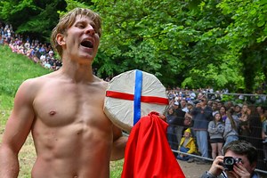 ‘I risked my life for this’: Winner crowned in Britain’s annual downhill cheese race