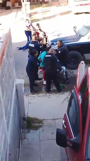 🥊👮 En Aguascalientes, los policías se dan "Cachetadas Guajoloteras" para calentar. Con cariño y estilo. | Alkimia TV