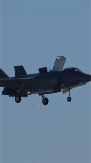 【ついに！】日本のF-35Bが垂直着陸を披露！残念ながら足場の向こうで最後までは見れなかったけど…正真正銘、日本のパイロットが操縦する航空自衛隊初の艦載機！新田原基地航空祭2025
