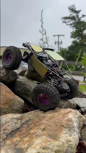 Crawling the axial UTB18 on the 1/10 rock crawler course 🤘🏻