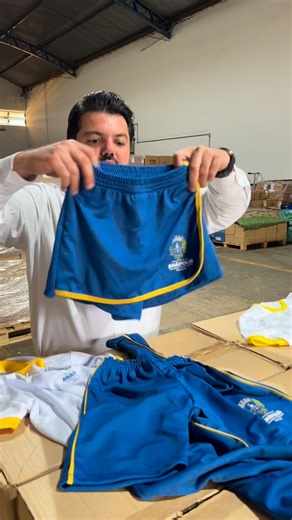 Márcio Corrêa on Instagram: "As aulas na rede municipal de Anápolis começam amanhã e mais de 37 mil uniformes e kits escolares já estão prontos para chegar às mãos dos nossos estudantes. Pra quem não sabe, antes da gente assumir a gestão, a regra era o uniforme ser entregue mais perto do final do ano letivo do que do começo. Atrasava tanto que, em alguns casos, nem servia direito. Essa falta de compromisso e de planejamento foi percebida quando assumimos a Prefeitura, no começo do ano passado,