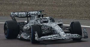 Alfa Romeo F1 testa carro com pintura camuflada