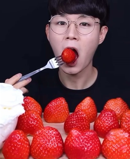strawberries with whip cream asmr! #dessert #food #asmr #fyp #oneandonlymukbangs