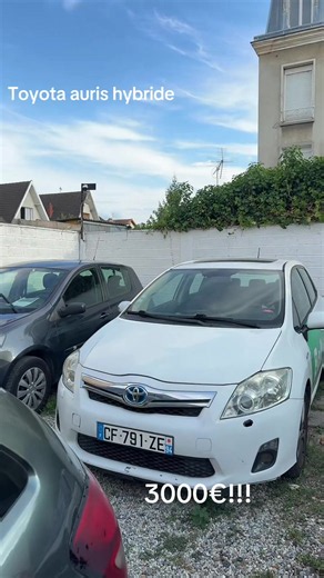🚗 Toyota Auris Hybride 1.8 VVT-i 136 ch – Boîte automatique – 2012 Toyota Auris hybride en bon état général, 240 000 km, très agréable à conduire, faible consommation, idéale pour les trajets quotidiens ou les VTC. Équipements : ✅ Boîte automatique ✅ Climatisation ✅ Régulateur / limiteur de vitesse ✅ Vitres électriques ✅ Fermeture centralisée ✅ 5 portes Défaut : ⚠️ La batterie hybride affiche un défaut au tableau de bord. Le véhicule roule malgré cela et peut parcourir de longues distances sans