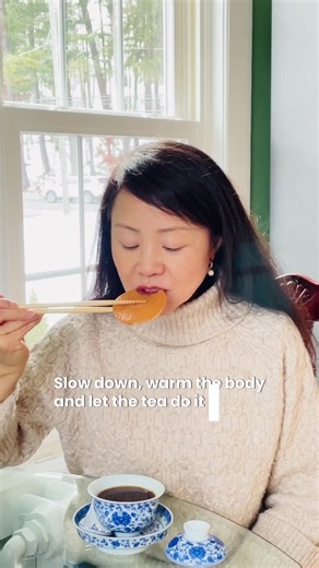 Cozy outside, warm tea inside. This Strawberry Slime Pu-erh Tea🍓& caramelized pear 🍐 tea is my winter nourishment ritual. 🍵 ✨Recipe✨ 1 tbs Fermented Strawberry Slim Pu-erh Tea 1 tbs sugar 1 ripe pear (ideally Asian Pears, they are jucy & sweet) 40 oz water After pear is caramelized, pour in 40 oz cold water and bring it to boil. Then simmer for 10-15 minutes. Enjoy 😊 The fermented Strawberry Slim Pu-erh Tea featured in this video is linked on this video. I hope you enjoy its delicious flavor