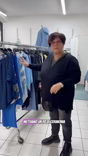 Cresime, comunioni, battesimi, matrimoni o anche solo una cenetta dove vuoi sentirti speciale… Abbiamo l’abito giusto per ogni occasione. Taglie comode, linee eleganti, colori che valorizzano. Perché ogni donna merita di brillare! Ti piacciono questi look? Commenta con un ❤️ se vuoi vedere la parte 2! | Emotiva Moda Curvy