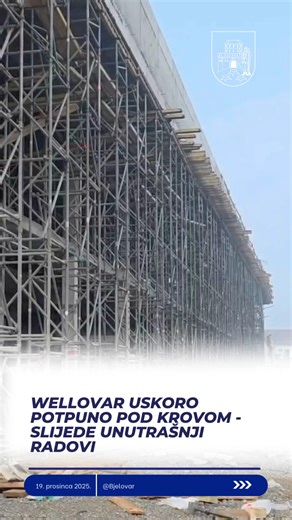 💦🏗️ Wellovar raste – uskoro potpuno pod krovom Geotermalni sportsko-rekreacijski park Wellovar svakim je danom korak bliže završetku. Unutarnji bazeni su izgrađeni, paralelno se radi na vanjskima i postavljanju instalacija, a dio kompleksa već je pod krovom. Do kraja siječnja cijeli će objekt biti zatvoren, nakon čega započinju unutarnji radovi. 🔧 U Wellovaru će se postaviti čak 12.400 m² keramike, od čega se 7.000 m² odnosi na bazene, što jasno pokazuje razmjere projekta. ♻️ Bjelovar dobiva 
