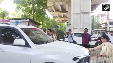 Pune rape case: Activist Archana Shah Bhivre Patil tries to stop police vehicle carrying accused