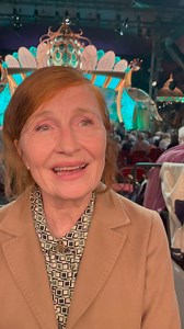 Sidste år vandt Bodil Jørgensen prisen som Årets Revykunstner for sin medvirken i Cirkusrevyen. Her til aften var Bodil tilbage i teltet for at se forpremieren og ønske årets hold pøj pøj inden premieren på torsdag - og der er masser af godt i vente i revyen, lyder det fra Bodil! | Cirkusrevyen