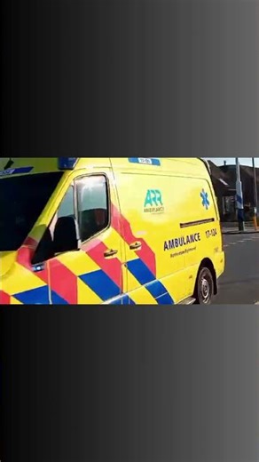 [LUCHTHOORN] Ambulance 17-124 met spoed naar een medisch incident aan de Gruttostraat in Rozenburg