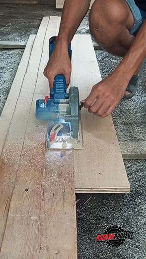 When you're cutting material with a left-handed circular saw while using your right hand, try this method. Use your left hand to hold the blade-guard handle at the beginning and end of the cut. This technique helps maintain tool stability and ensures a safer, more controlled cut. Hope this helps, my friend 👍🔥♥️ #WoodworkingTips #CircularSaw #LeftHandedSaw #WorkshopSafety #kusukaproject #WoodworkingCommunity | Agrivo Rendy