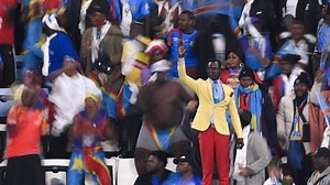 Lumumba, il tifoso della Repubblica Democratica del Congo che fa la "statua vivente"
