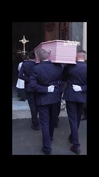 Obsèques de Loana : l'arrivée de son cercueil rose devant l'église