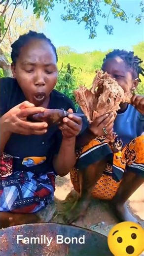 Enjoy This Beautiful Moment😊 Pure Village Life🌿#AfricanVillageLife #PeacefulMoments #MealSharing