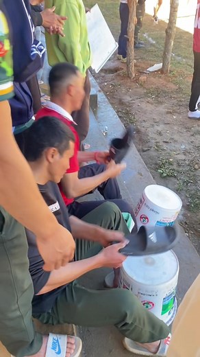 ຖ້ານັກກິລາບໍ່ທໍ້ກອງເຊຍກາສູ້ບໍ່ຖອຍ😆. ປ້ອງການອາກາດ VS ລົດຕັງ. ກິລາມີແພ້ມີຊະນະ ໄດ້ເສຍບໍ່ສຳຄັນ #ບ້ານແປນເມືອງພູກູດແຂວງຊຽງຂວາງ #fyppppppppppppppppppppppp #ฟิดดดシ #vairal