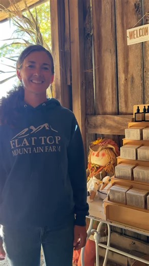 Take a walk through our barn and explore all our amazing local vendors! From handmade crafts and baked goods to home décor, gifts, and farm finds — there’s something special waiting for everyone. 💛 Support local, shop small, and experience the charm of Flat Top Mountain Farm! 🍂 Part 1 - vendors 📍 Flat Top Mountain Farm 638 Bowman Cemetery Rd, Soddy-Daisy, TN #FlatTopMountainFarm #ShopLocal #FallFestival #FarmVendors #SupportSmallBusiness #TennesseeMade #ChattanoogaEvents #FamilyFarm #LocalVen