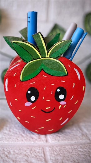 Handmade Strawberry 🍓 Pen Holder 😍#short #youtubeshorts