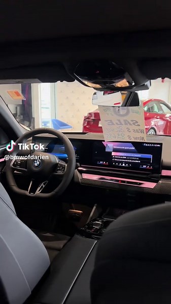 2026 BMW 550e xDrive Sedan: Tanzanite Blue