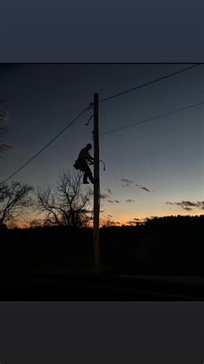 A cool night view of my old lineman days.#bestoftheday #line #diy #better