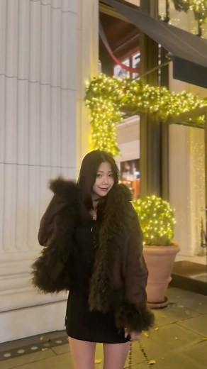 宮田彩未 on Instagram: "髪切った！10センチくらい⛄️‎🤍‎🤍 #冬コーデ #ファーコート #レイヤーカット #東京 #全身コーデ #クリスマス #冬 #さむいね"