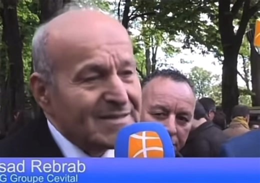 Anti-kabylisme : la politique coloniale d’Alger Libre, la Kabylie prospérera Issad Rebrab, un homme d’affaires kabyle crée des milliers d’emplois et investit dans des projets d’envergure… mais il est bloqué par le régime algérien. La raison ? L’anti-kabylisme. Ce n’est qu’un simple exemple, la Kabylie est volontairement maintenue dans le sous-développement par une politique coloniale imposée par Alger. Alors à ceux qui demandent : « Comment la Kabylie se développera-t-elle une fois indépendante 