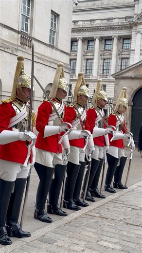 The 4 o’clock inspection ceremony at Horse Guards. #highlight #tradition | Lorena Lawagan