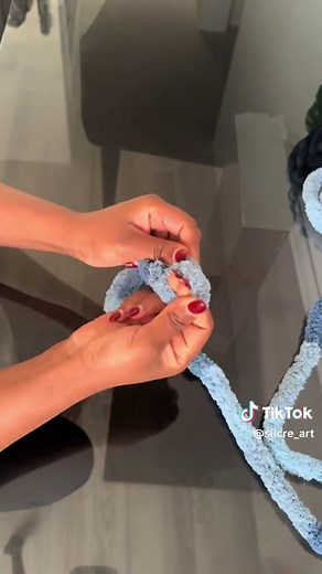 📣English below / Français plus bas 👇 The coziest Valentine’s Day project 💘 Handmade slippers, quick to make (under 30 minutes) and incredibly cozy 👣🤍 👉 Want to learn how to make them yourself? My full tutorial (PDF video) guides you step by step, beginner-friendly. 💬Click the link in bio to get the tutorial and start today ✨ _________________ Le projet le plus cosy pour la Saint-Valentin 💘 Des pantoufles faites main, rapides à réaliser (moins de 30 min) et tellement confortables 👣🤍 👉
