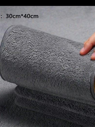 Dry car windows, mirrors, and body panels in seconds with a lint-free microfiber cloth.