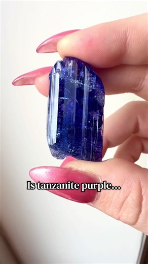 Is tanzanite purple… or blue? Actually, it’s both ! Tanzanite shows a phenomenon called pleochroism, which means the stone can display different colors depending on the angle you look at it. Inside the crystal, light travels in different directions and gets absorbed differently. So from one angle, tanzanite looks deep blue, and from another, it turns purple. This color-changing effect is completely natural, while heating can affect its appearance and enhance it.