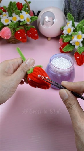 Simple strawberry 🍓 made from pipe cleaners #shorts #pipecleanercraft #diy