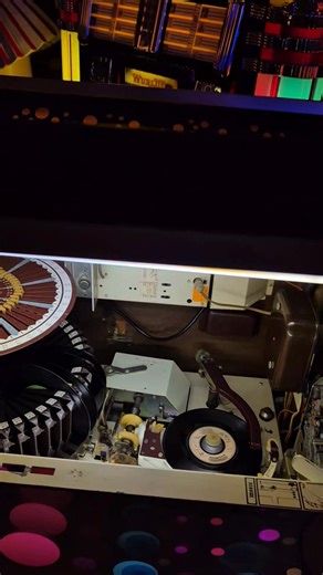 Hier mal eine Kostprobe von der kleinen Wurlitzer Jukebox Modell Lyric von 1979 ... klein aber wirklich "Ohooo" 😃☺️😌 https://www.hellwigretrolook.de/shop/jukeboxen-radios/ | hellwig-retrolook.de